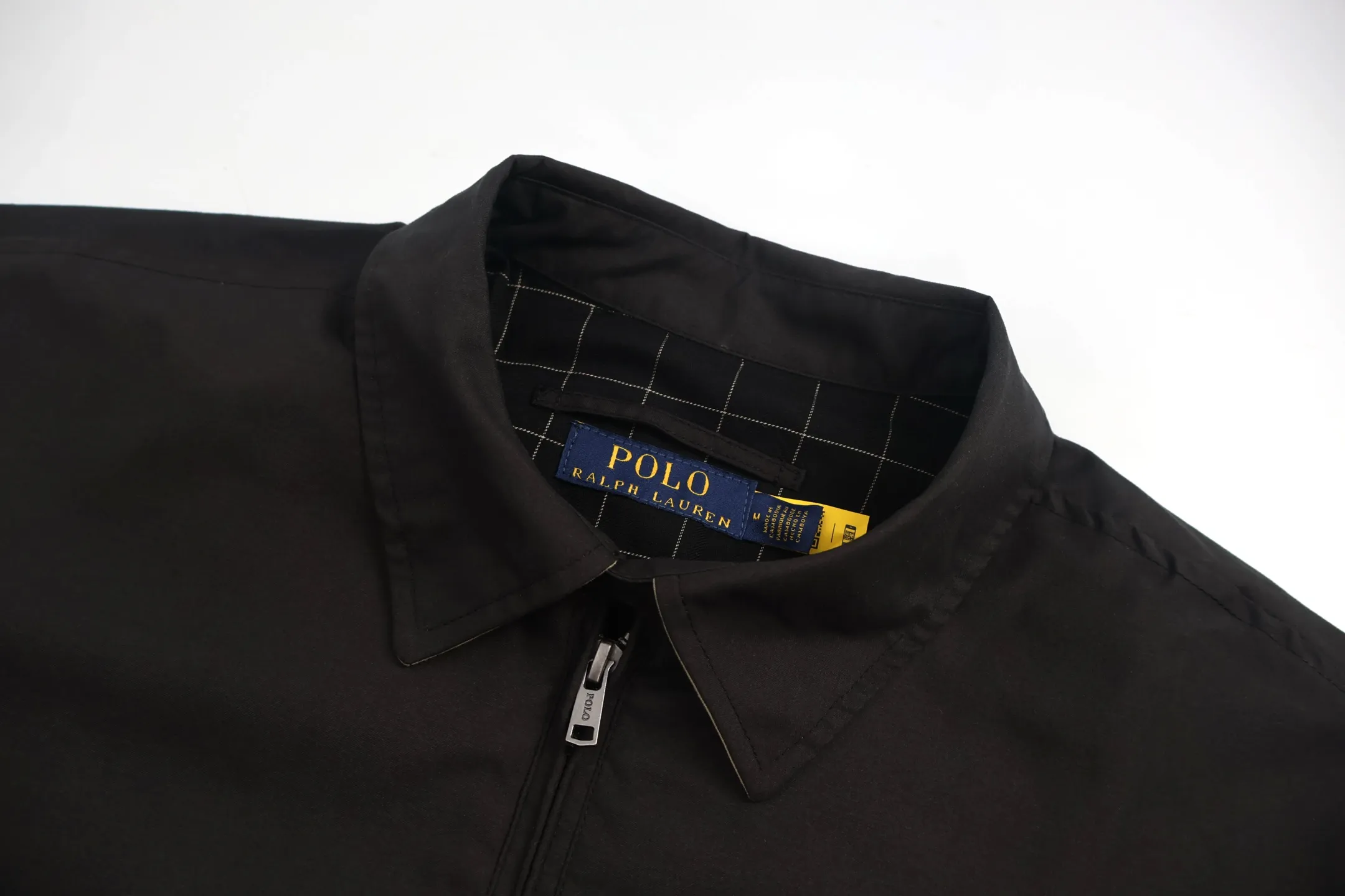 🅿️620 [Exclusive supply] Ralph Lauren Ralph Lauren embroidered zipper jacket (black) Customized cotton fine twill elegant fabric, soft and silky, comfortable and close to the skin, with khaki as the base color, soft and unobtrusive. Adopt imported machine embroidery technology, use advanced computer control system and precision mechanical components to achieve the iconic pony embroidery operation with high precision and smooth and delicate lines. Template machine bag opening The preset template guides the position, shape and size of the bag opening. The accuracy ensures the quality of the bag opening effect. The infrared positioning cutting machine uses an infrared transmitter and an infrared receiver to achieve precise positioning of materials. The accuracy can reach the micron level, thereby meeting the effect of high-precision cutting of plaid alignment. The fabrics have been carefully washed and have a better feel and texture. They are not easy to deform, shrink or fade, and maintain long-term beauty. Accessories customized 1:1 Ralph Lauren horn buckle. Size:S-M-L-XL